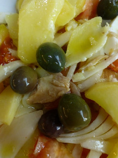 Una foto de Ensalada clásica de patata, pimiento y atún