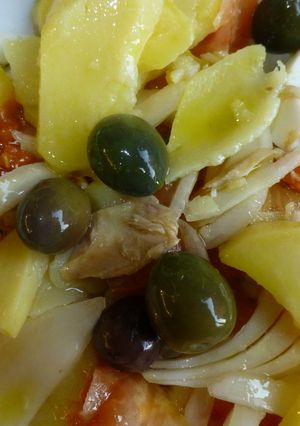 Una foto de Ensalada clásica de patata, pimiento y atún