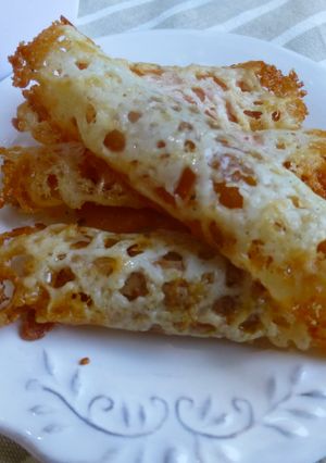 Una foto de Canapés rollo de queso con micuit-foie
