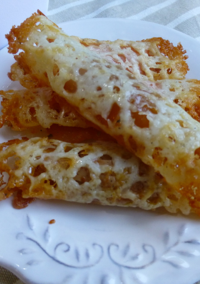 Una foto de Canapés rollo de queso con micuit-foie