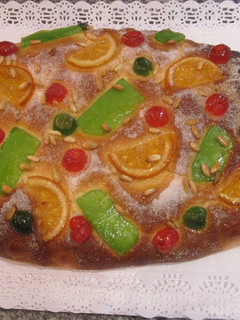 Una foto de Coca de brioche con frutas confitadas