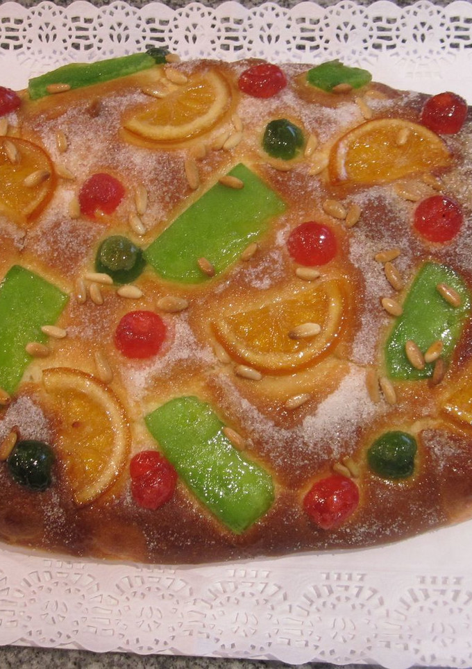 Una foto de Coca de brioche con frutas confitadas