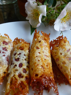 Una foto de Canapés rollo de queso con jamón york