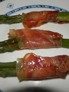 Una foto de Espárragos verdes con jamón serrano