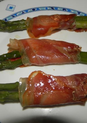 Una foto de Espárragos verdes con jamón serrano