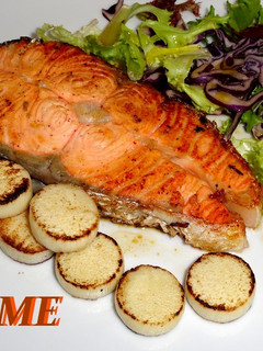 Una foto de Salmón y palmitos a la plancha