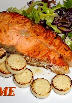 Una foto de Salmón y palmitos a la plancha
