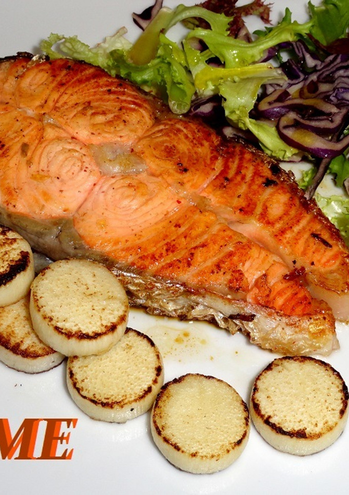 Una foto de Salmón y palmitos a la plancha
