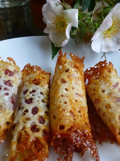 Una foto de Canapés rollo de queso con jamón serrano