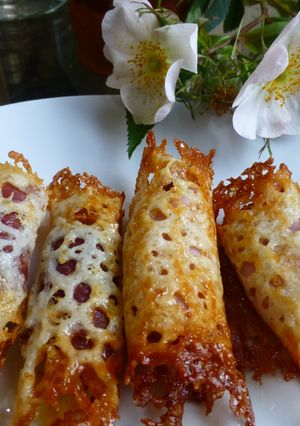 Una foto de Canapés rollo de queso con jamón serrano