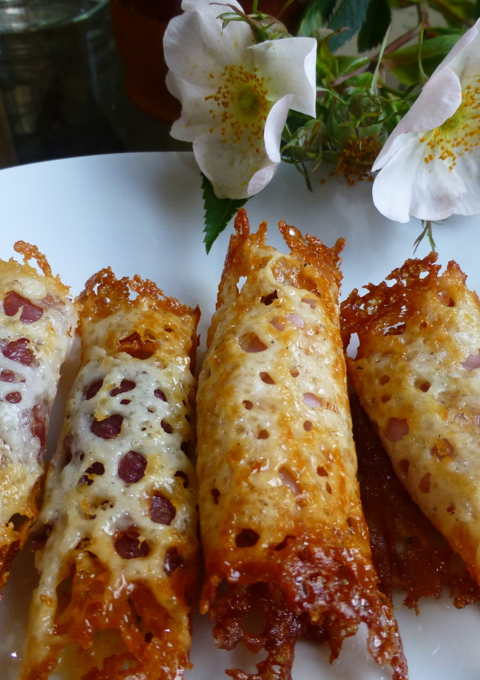 Una foto de Canapés rollo de queso con jamón serrano