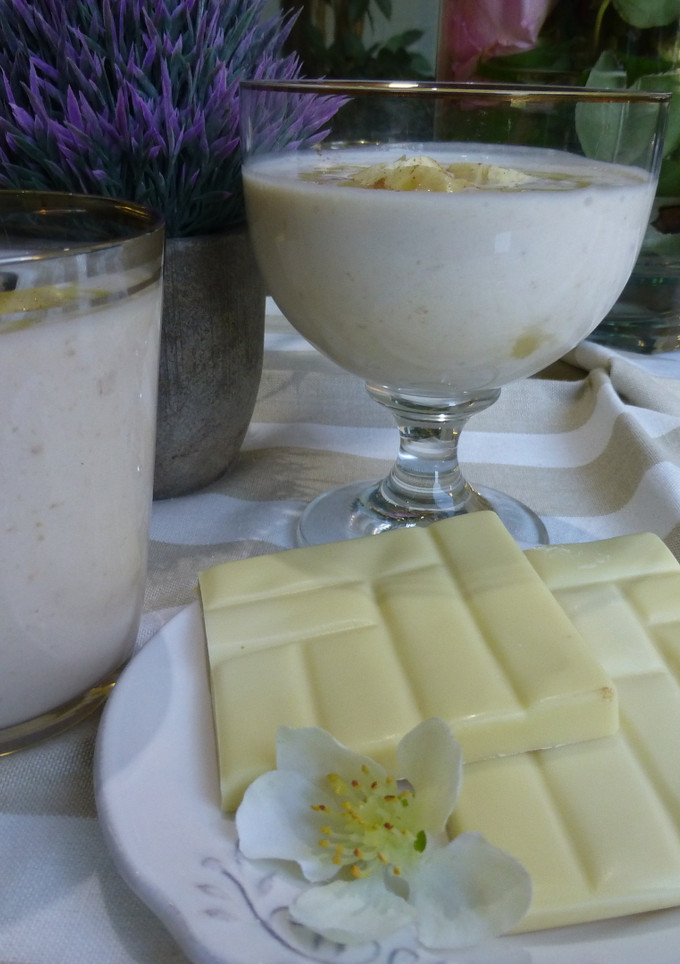 Una foto de Batido de plátano y coco con chocolate blanco