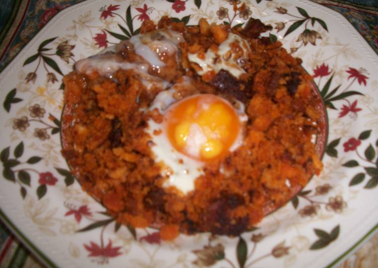 Migas enriquecidas con huevos escalfados