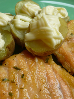 Una foto de Salmón fresco en tempura con patatas alioli