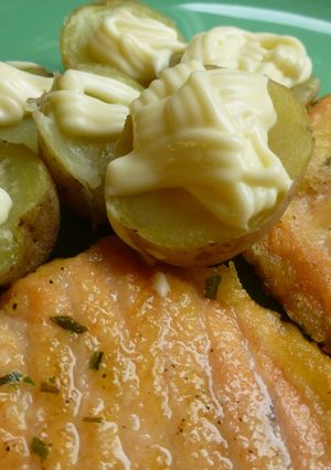 Una foto de Salmón fresco en tempura con patatas alioli