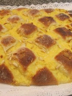 Una foto de Coca de brioche con crema pastelera