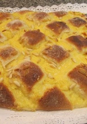 Una foto de Coca de brioche con crema pastelera