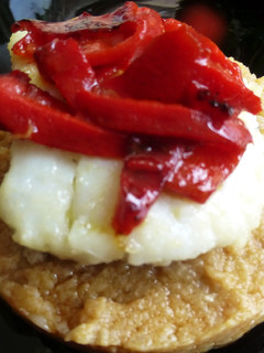Una foto de Bacalao con crema de coliflor y pimientos rojos