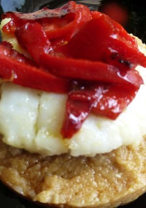 Una foto de Bacalao con crema de coliflor y pimientos rojos