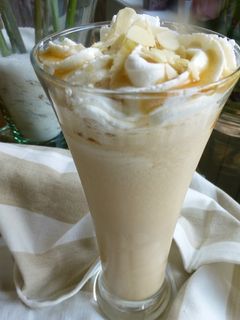Una foto de Batido dulce de leche con nata, caramelo y almendras