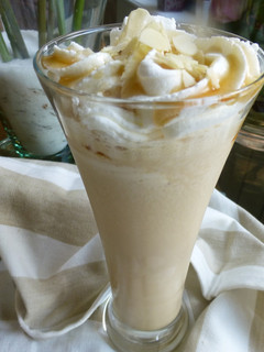 Una foto de Batido dulce de leche con nata, caramelo y almendras