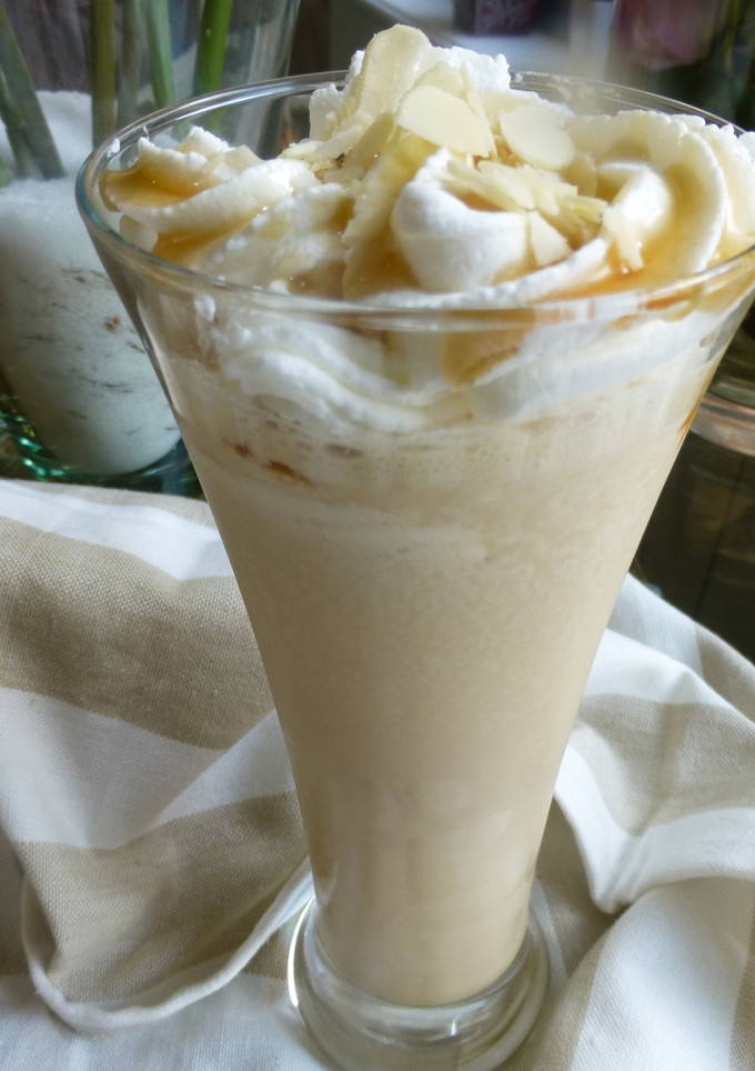Una foto de Batido dulce de leche con nata, caramelo y almendras
