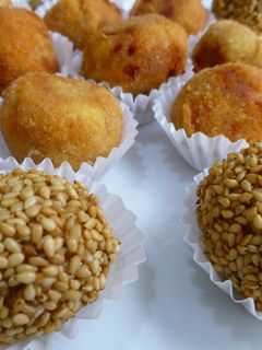 Una foto de Pelotitas de bacalao y pimientos con y sin semillas de sémola