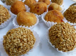 Una foto de Pelotitas de bacalao y pimientos con y sin semillas de sémola