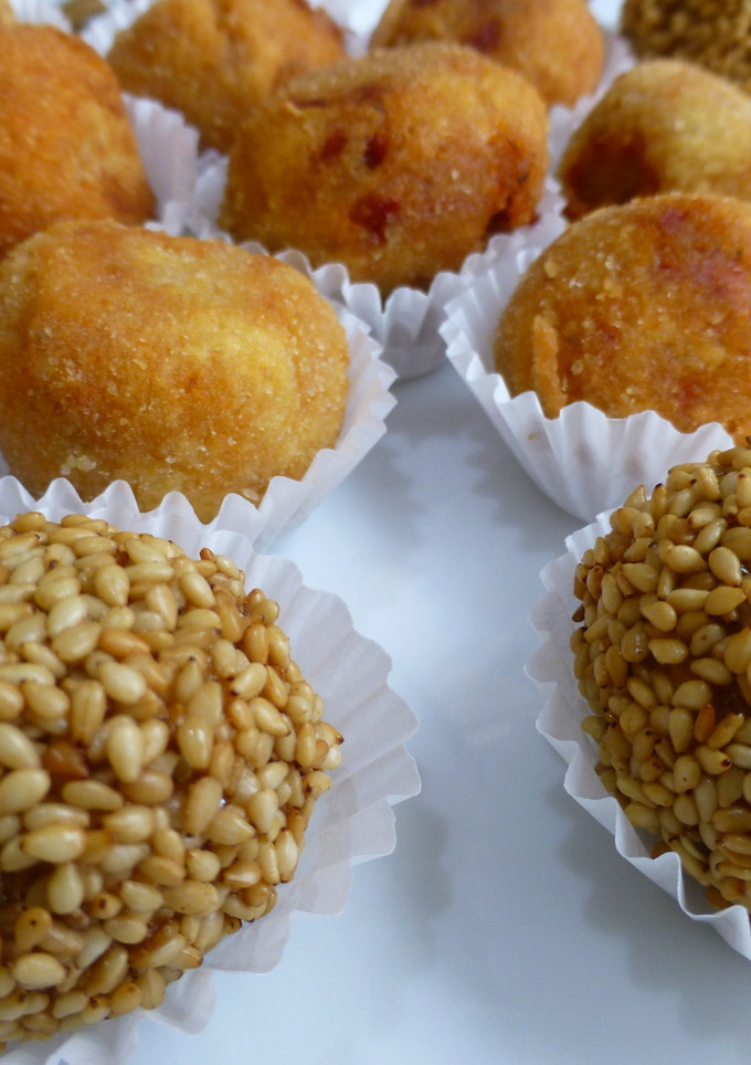 Una foto de Pelotitas de bacalao y pimientos con y sin semillas de sémola