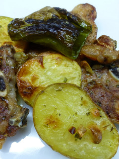 Una foto de Chuletas de cordero al horno con pimientos y patatas