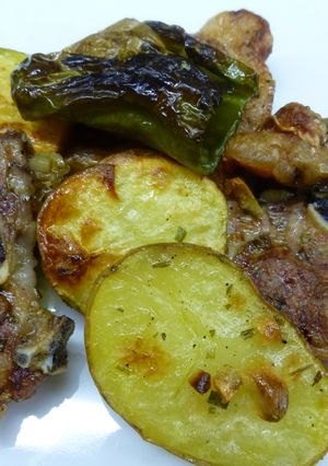 Una foto de Chuletas de cordero al horno con pimientos y patatas