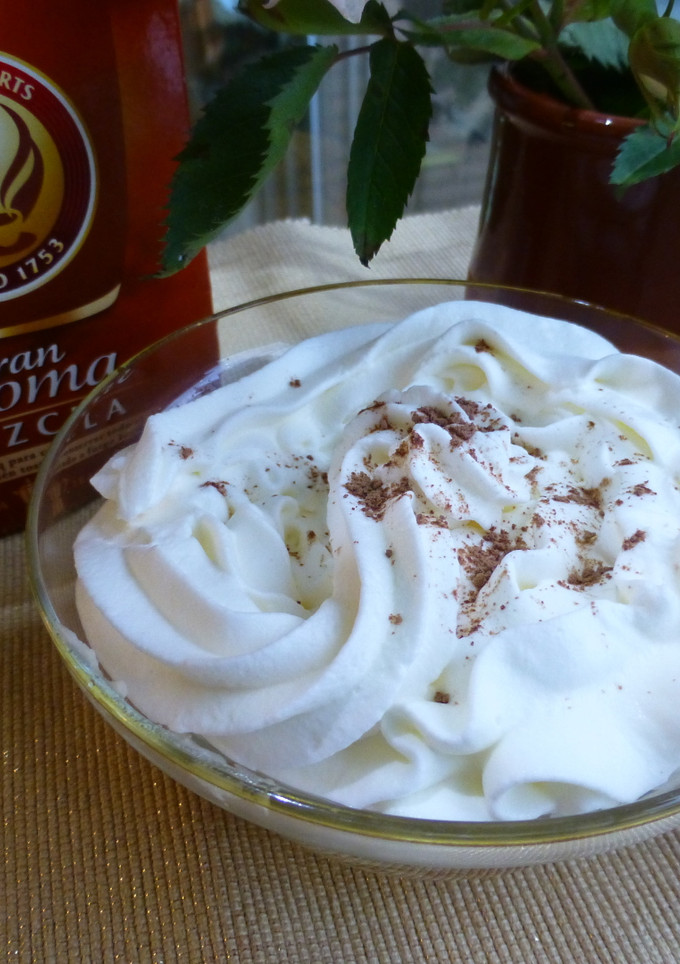 Una foto de Copa de bizcocho de café, nata y queso mascarpone