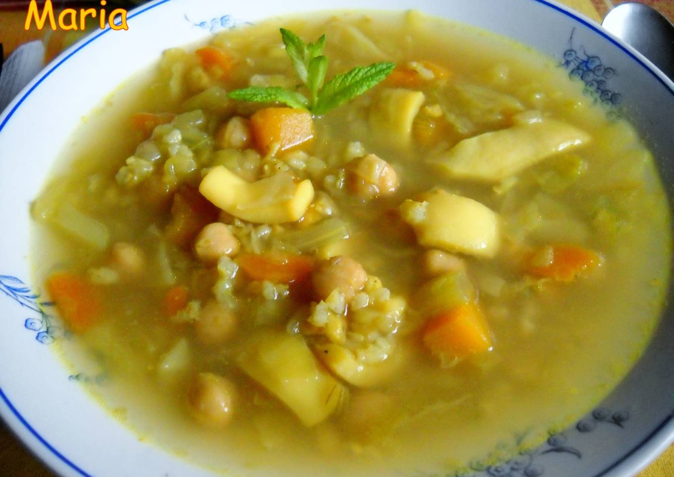 Sopa ligera de garbanzos y sepia<br />