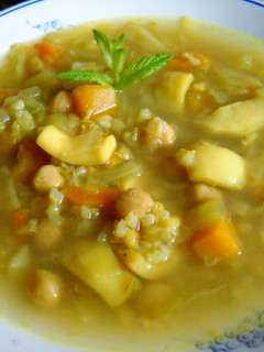 Una foto de Sopa ligera de garbanzos y sepia