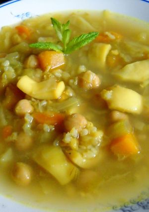 Una foto de Sopa ligera de garbanzos y sepia