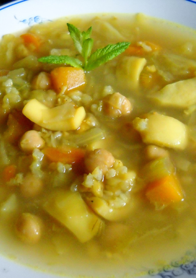 Una foto de Sopa ligera de garbanzos y sepia