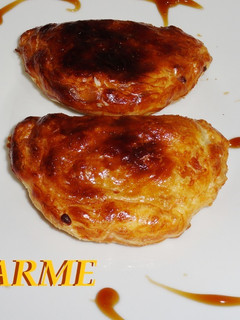 Una foto de Empanadillas de hojaldre rellenas de champiñones y carne