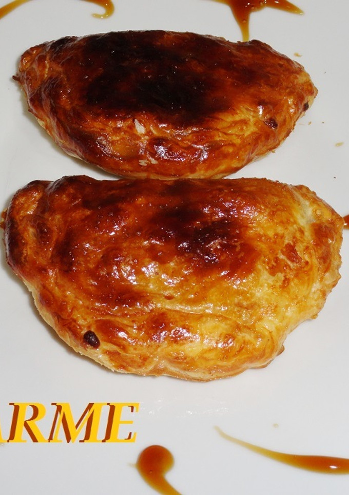 Una foto de Empanadillas de hojaldre rellenas de champiñones y carne