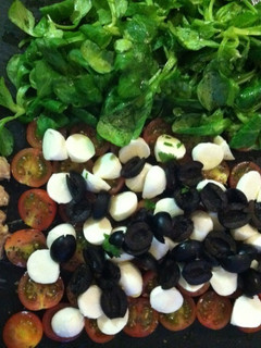 Una foto de Ensalada caprese con albahaca