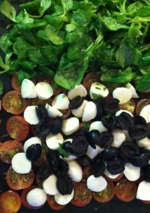 Una foto de Ensalada caprese con albahaca