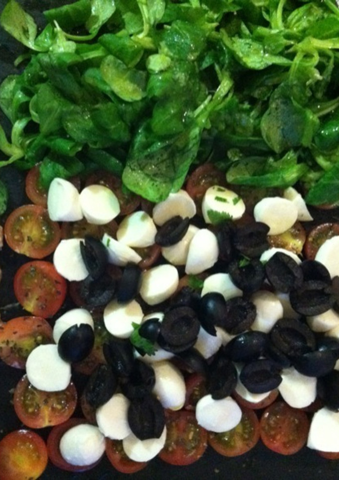 Una foto de Ensalada caprese con albahaca