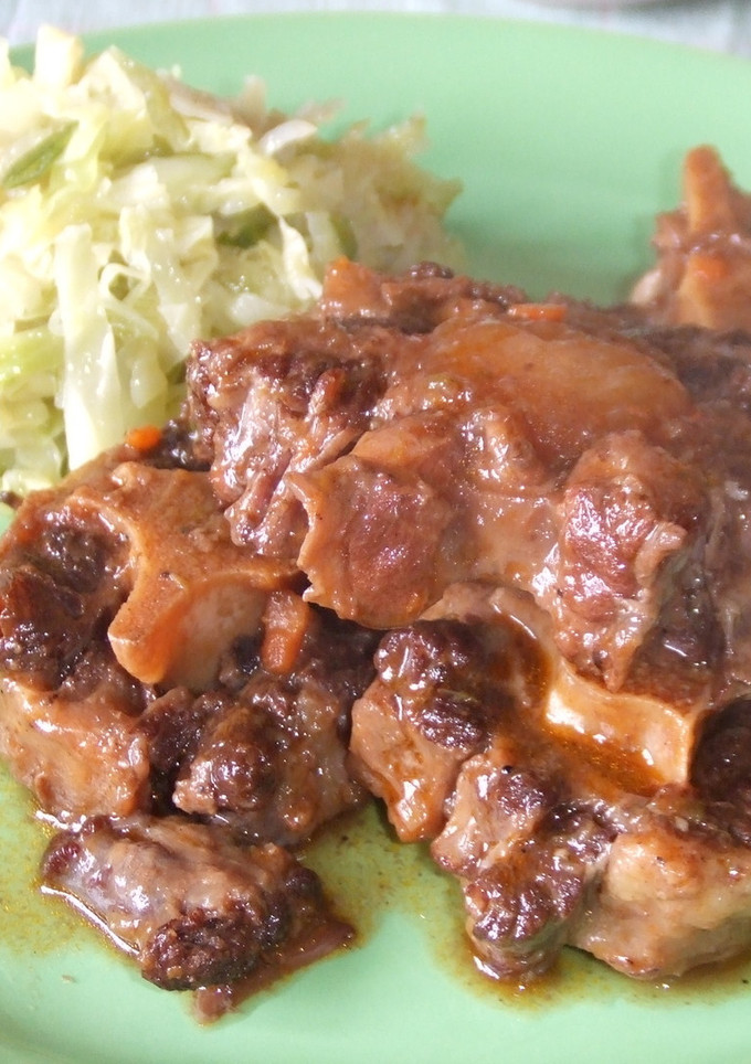 Una foto de Rabo de vaca guisado con Oporto al aroma de canela