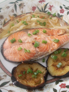 Una foto de Salmón confitado con verduras