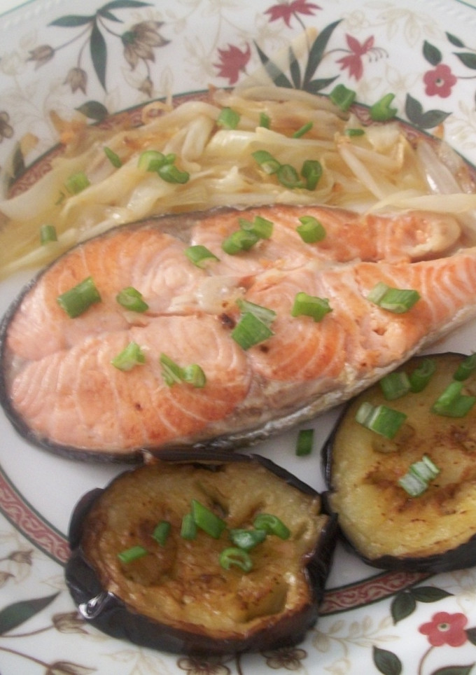 Una foto de Salmón confitado con verduras