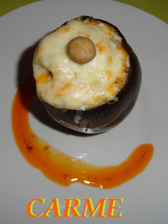 Una foto de Berenjenas rellenas de carne y champiñones