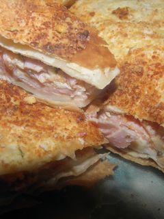 Una foto de Tarta de jamón y queso rústica