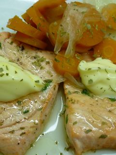 Una foto de Salmón fresco con zanahorias y mayonesa