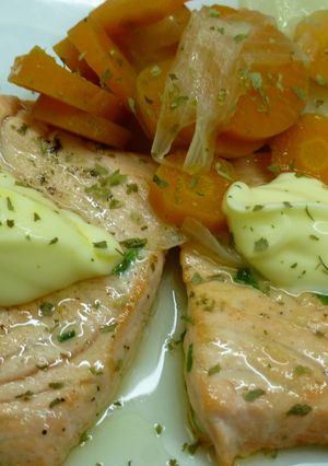 Una foto de Salmón fresco con zanahorias y mayonesa