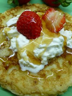 Una foto de Gran tortita de nata caramelo y fresas