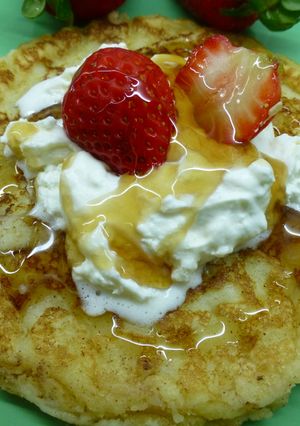 Una foto de Gran tortita de nata caramelo y fresas